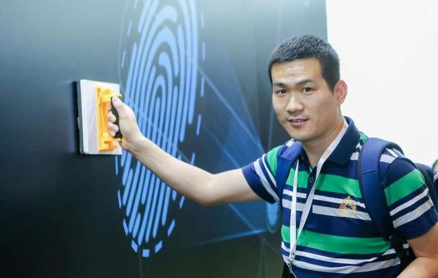 人工智能首次预测蛋白质“光学指纹”