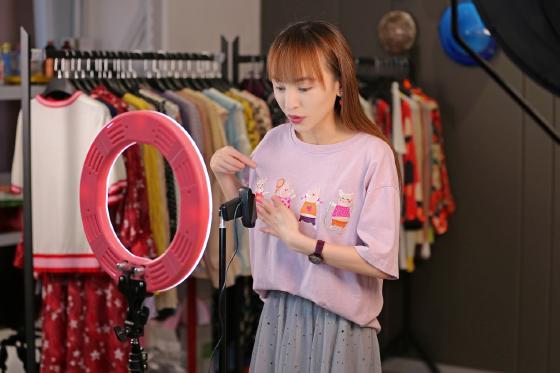 淘宝直播拯救线下市场淡季 老板娘变身主播成交翻40倍