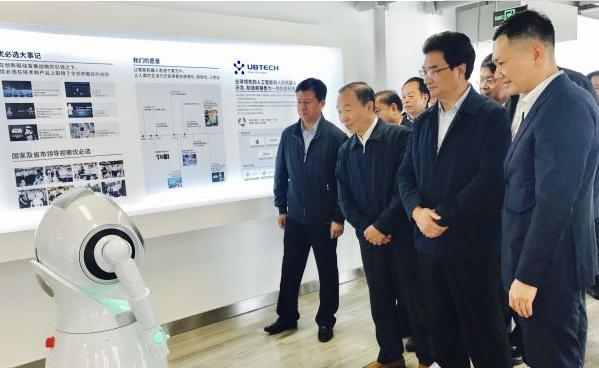 长沙推广“云上”开会巡防 机器人测量体温