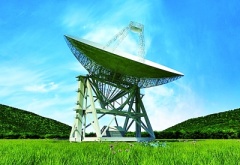 我国火星探测七十米天线整体吊装成功