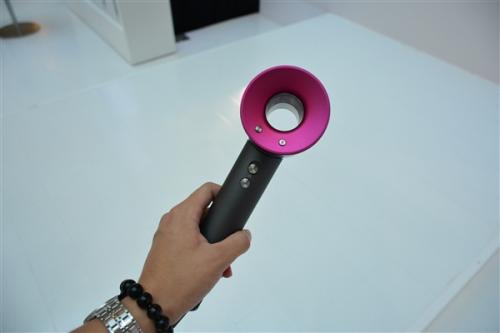 2600元买的戴森吹风机吹出塑料味 回应称部分新机有味