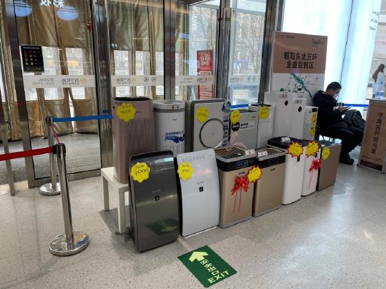 现场直击：北京现强沙尘暴 商家把空净搬到店门口