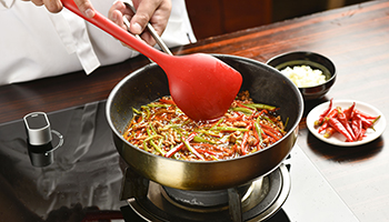 年轻人爱上做饭 厨电再现蓝海机遇