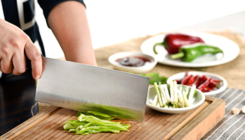 “炒菜机器人”真能“一键烹饪”？