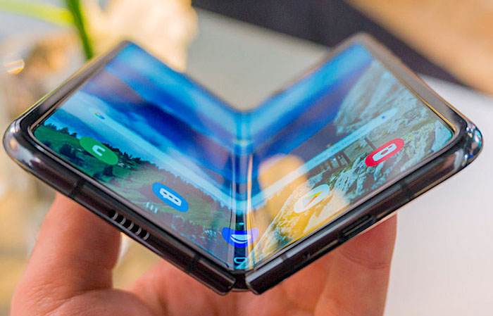 折叠屏手机“卷”起来了，售后跟上了吗？