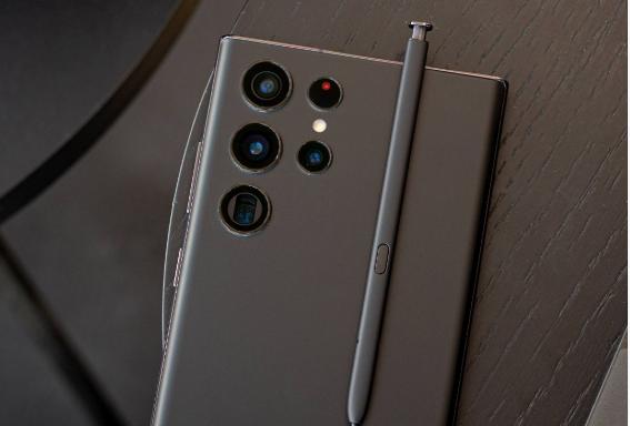 三星Galaxy S22 Ultra暴力测试：耐用性增强，机身背面不易留下刮痕