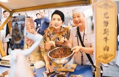 跟着美食博主去“探店”