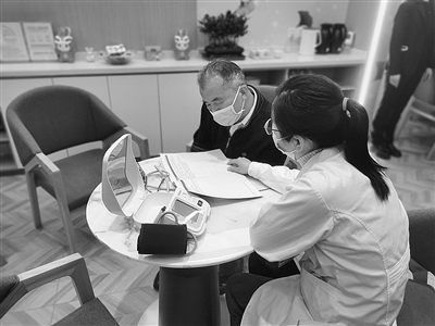 银行智慧网点助力老年客户跨越数字鸿沟