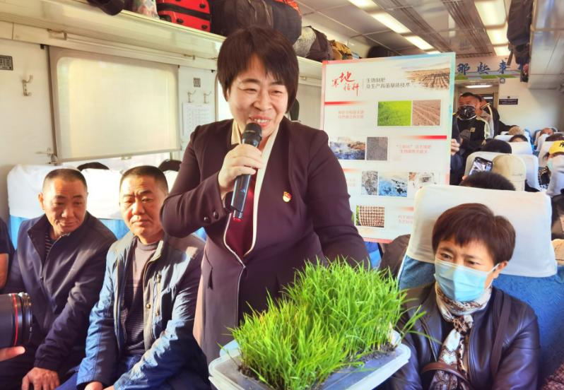 坐着火车去插秧 “农技讲堂”进车厢