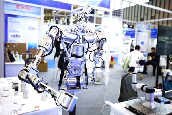 特斯拉人形机器人亮相 2024世界智能制造大会