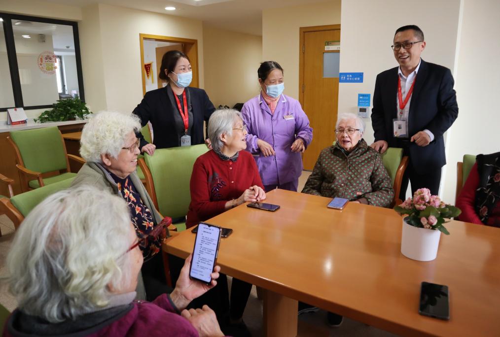 AI、机器人、语音助手：中国银发族的养老“新朋友”