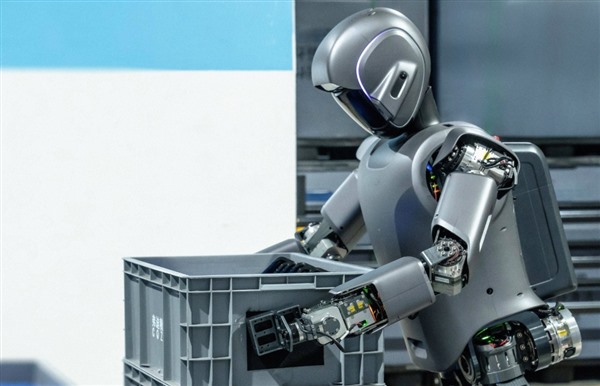 新品密集发布 人形机器人加速产业“进化”