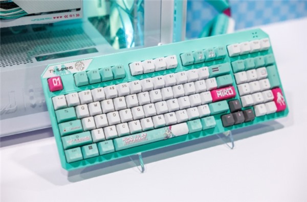 ROG×初音未来跨界联动燃爆二次元！全新外设惊艳亮相