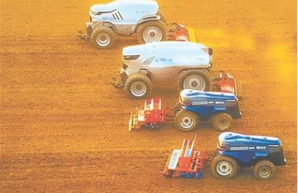 手持平板电脑远程操控着农业机器人 科技拓展想象