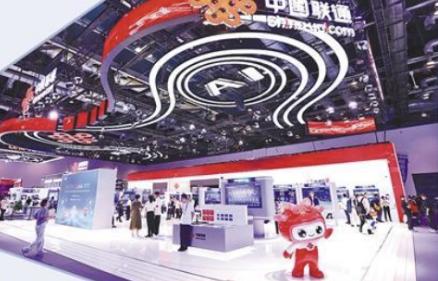 具身智能机器人与人类舞者共同演绎的舞蹈