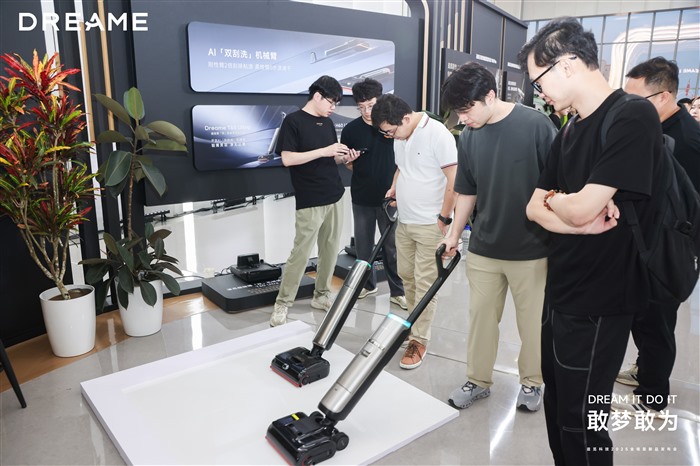 追觅洗地机的26000Pa到底有多猛？床底十年灰尘一口吸走！