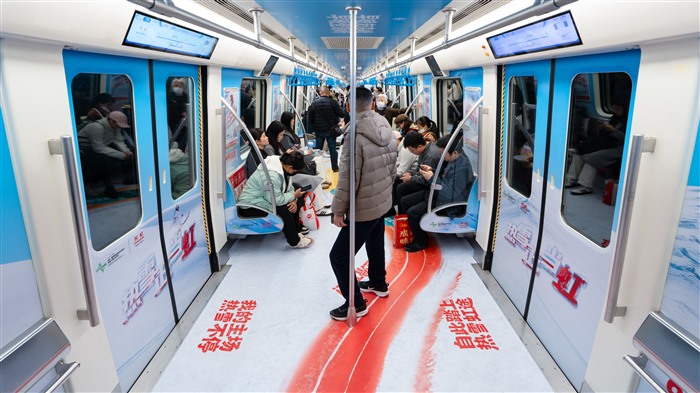 成都地铁“冰雪专列”走红，网友热议：好玩！想玩！
