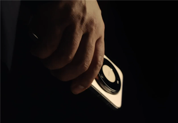 华为Mate 80 Pro Max首发6.9寸超透亮灵珑屏、麒麟9030+高强度散热