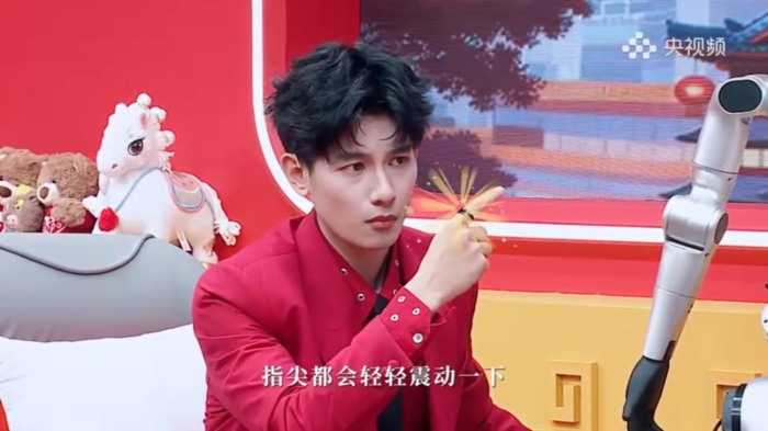 胡先煦亲测！央视主持天团都在用！追觅AI智能戒指成为首个亮相春晚的AI智能硬件！