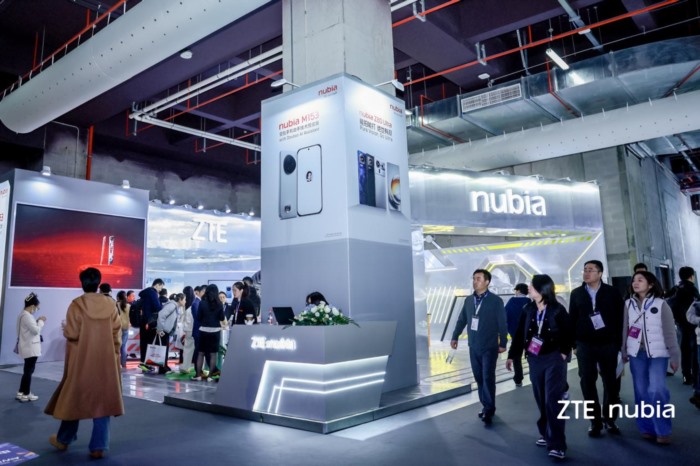 AI原生手机、AI宠物领衔，中兴通讯系列AI终端亮相AWE2026