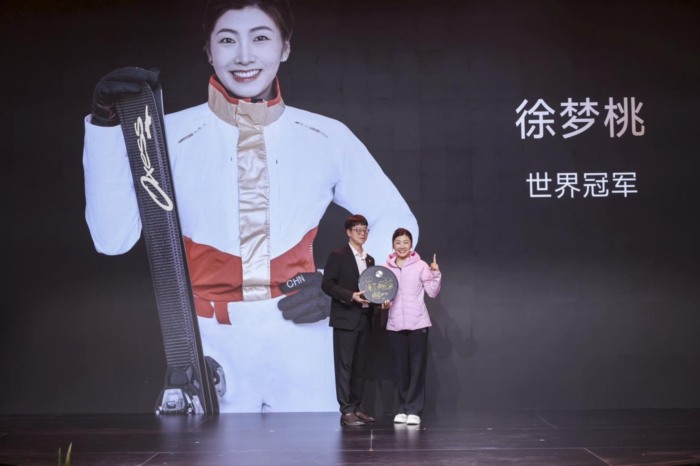 奥运冠军徐梦桃亮相追觅扫地机发布会，两大“世界冠军”同框引爆AWE