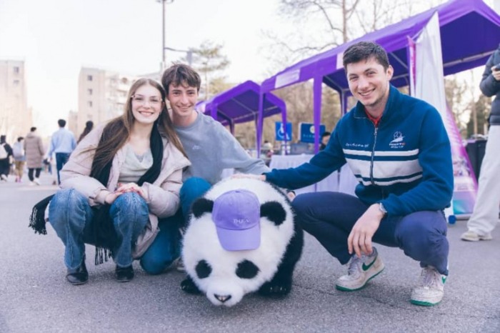 从春晚舞台走入清华，魔法原子明星熊猫“原宝”首秀清华园，瞄准具身智能人才生态